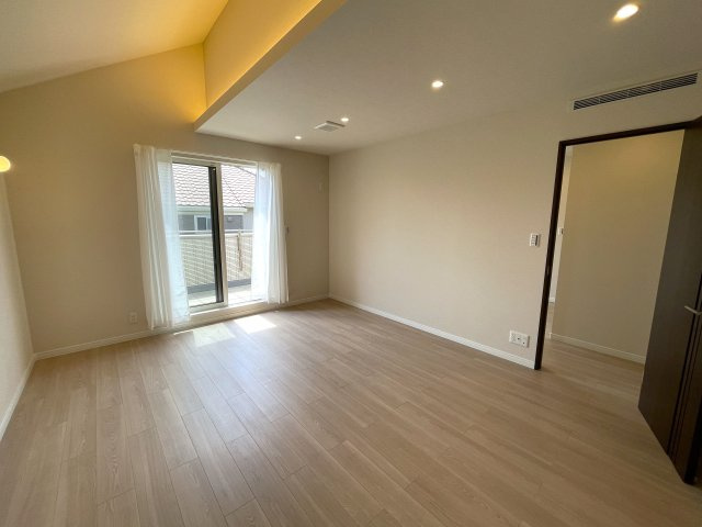 こんな家に住みたくないですか？私は住みたいです！ウチと交換してくれないかな、、、誰しもが思うこのレベル！周辺の住環境も景観も素晴らしき高級住宅地にある『都筑区牛久保西３丁目』リフォームの洋室|広々とした洋室です