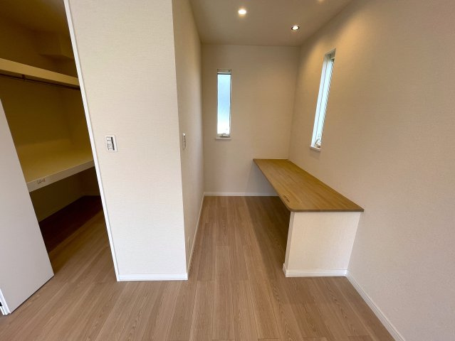 こんな家に住みたくないですか？私は住みたいです！ウチと交換してくれないかな、、、誰しもが思うこのレベル！周辺の住環境も景観も素晴らしき高級住宅地にある『都筑区牛久保西３丁目』リフォームの洋室|スタンダードな洋室です