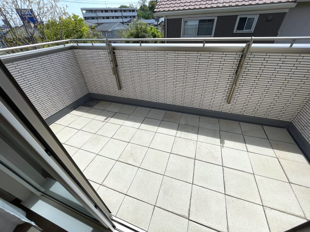 こんな家に住みたくないですか？私は住みたいです！ウチと交換してくれないかな、、、誰しもが思うこのレベル！周辺の住環境も景観も素晴らしき高級住宅地にある『都筑区牛久保西３丁目』リフォームのバルコニー|広々としたバルコニーです