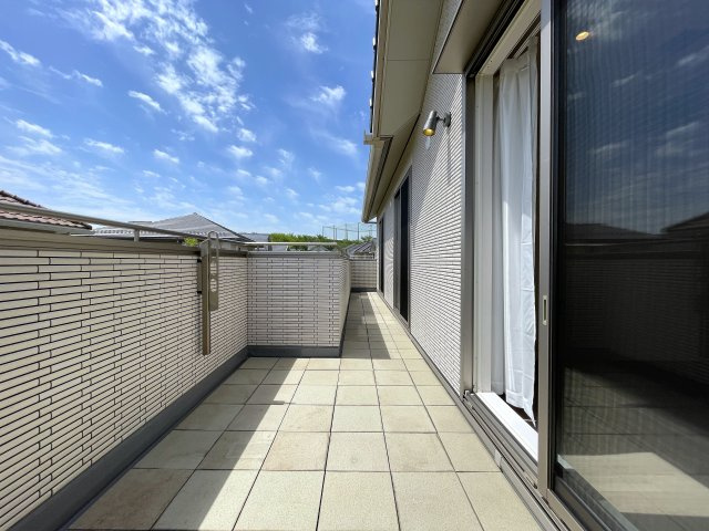 こんな家に住みたくないですか？私は住みたいです！ウチと交換してくれないかな、、、誰しもが思うこのレベル！周辺の住環境も景観も素晴らしき高級住宅地にある『都筑区牛久保西３丁目』リフォームのバルコニー|外からの目が気にならないバルコニーで洗濯物が干せます