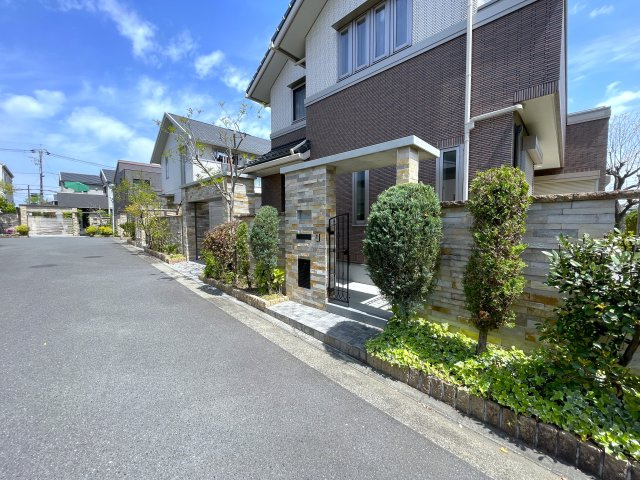 こんな家に住みたくないですか？私は住みたいです！ウチと交換してくれないかな、、、誰しもが思うこのレベル！周辺の住環境も景観も素晴らしき高級住宅地にある『都筑区牛久保西３丁目』リフォームの前面道路含む現地写真|前面道路含む現地写真です