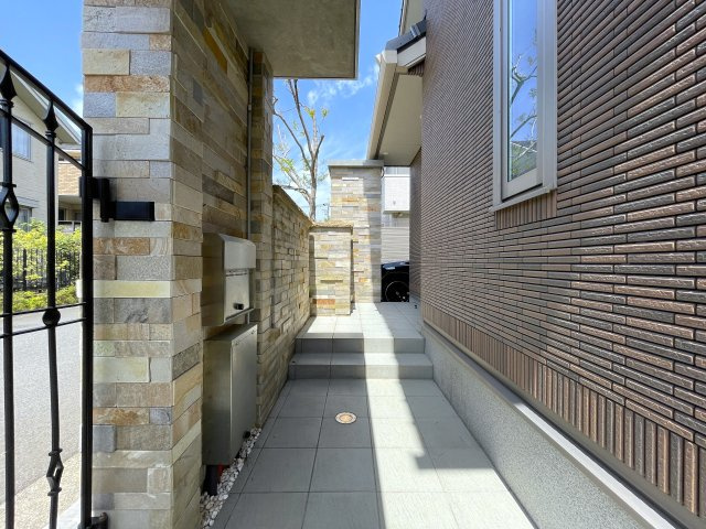 こんな家に住みたくないですか？私は住みたいです！ウチと交換してくれないかな、、、誰しもが思うこのレベル！周辺の住環境も景観も素晴らしき高級住宅地にある『都筑区牛久保西３丁目』リフォームのエントランス