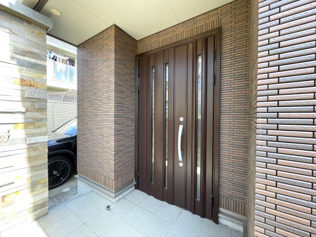 こんな家に住みたくないですか？私は住みたいです！ウチと交換してくれないかな、、、誰しもが思うこのレベル！周辺の住環境も景観も素晴らしき高級住宅地にある『都筑区牛久保西３丁目』リフォームの玄関|玄関です
