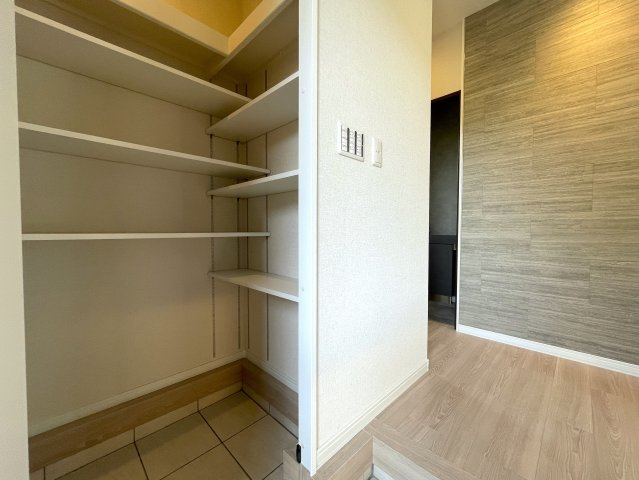 こんな家に住みたくないですか？私は住みたいです！ウチと交換してくれないかな、、、誰しもが思うこのレベル！周辺の住環境も景観も素晴らしき高級住宅地にある『都筑区牛久保西３丁目』リフォームの玄関|玄関です