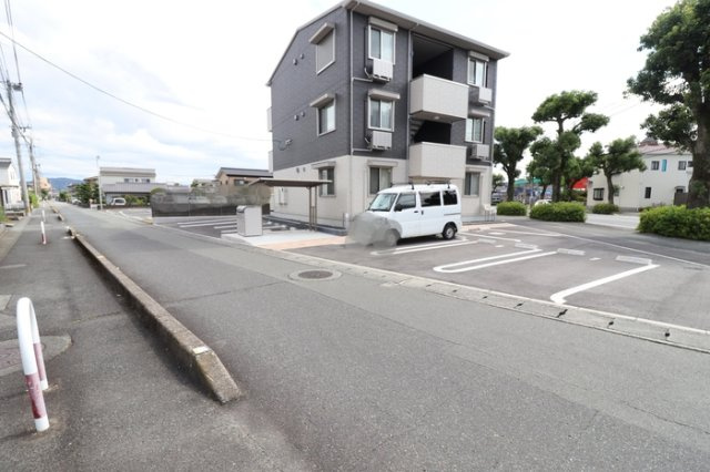 クリークレイン南高江の駐車場
