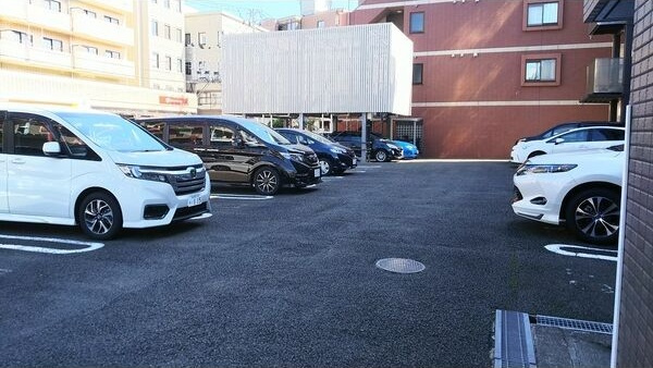 サンクレスト泉中央の駐車場