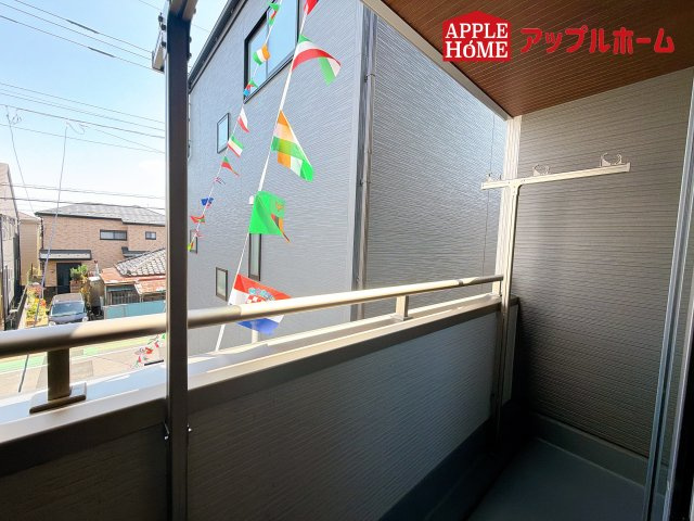 [新築住宅] さいたま市浦和区領家5丁目 全3棟のバルコニー|家族分の洗濯物もしっかり干せます。日当たりも良く、毎日のお洗濯が楽しくなりそう♪お布団は手軽に干せていつもポカポカに☆