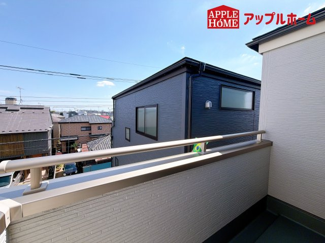 [新築住宅] さいたま市浦和区領家5丁目 全3棟のバルコニー|家族分の洗濯物もしっかり干せます。日当たりも良く、毎日のお洗濯が楽しくなりそう♪お布団は手軽に干せていつもポカポカに☆