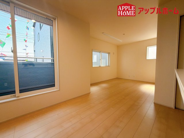 [新築住宅] さいたま市浦和区領家5丁目 全3棟の居間・リビング|家族の会話が弾む明るく広々したリビング！窓から差し込む光の温かさを一度ご体感ください☆いつでもお気軽にお問合せOKです！TEL「0120-466263」