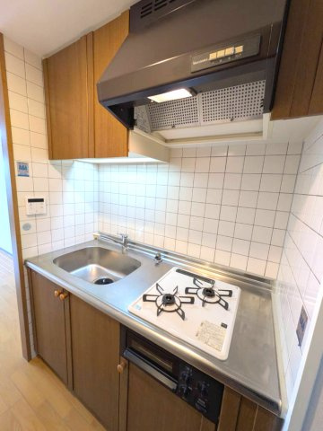 西宮市南昭和町のマンションのキッチン|コンパクトなキッチンで掃除もラクラク