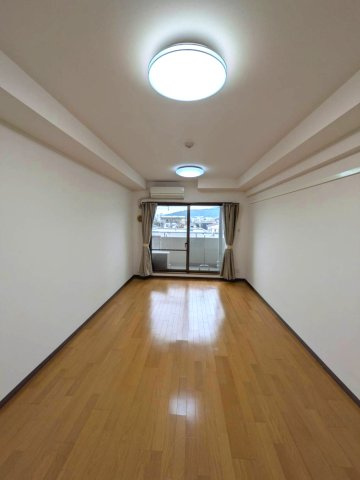 西宮市南昭和町のマンションの洋室|落ち着いた色調の洋室です