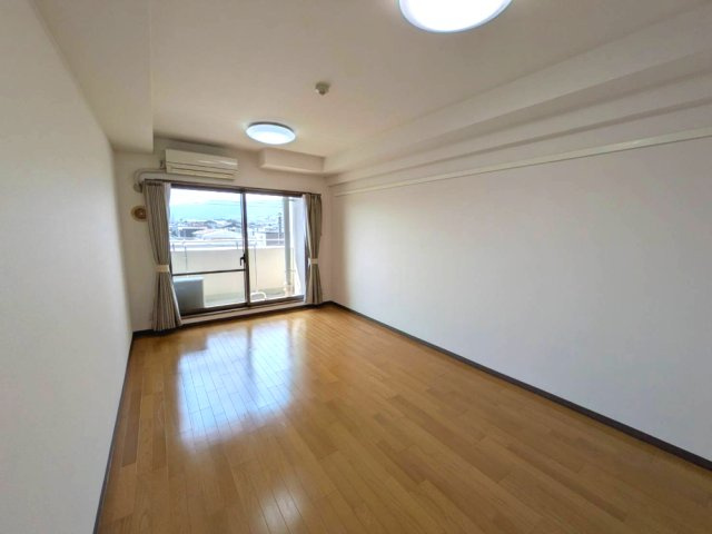 西宮市南昭和町のマンションの洋室|広々とした洋室です