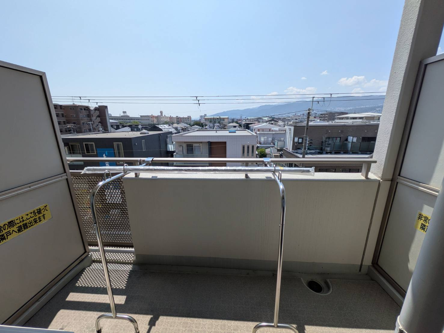 西宮市南昭和町のマンションのバルコニー|暖かな日差しのふりそそぐバルコニー