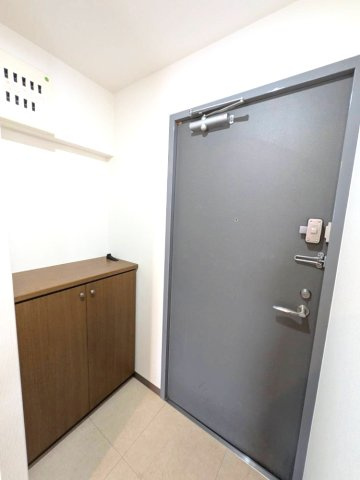 西宮市南昭和町のマンションの玄関|収納もある玄関です
