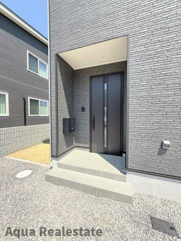 坂出市加茂町の新築一戸建の玄関|きれいな玄関です
