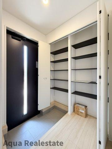 坂出市加茂町の新築一戸建の玄関|明るい玄関です