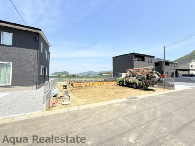 坂出市加茂町の新築一戸建の前面道路含む現地写真|前面道路含む現地写真です