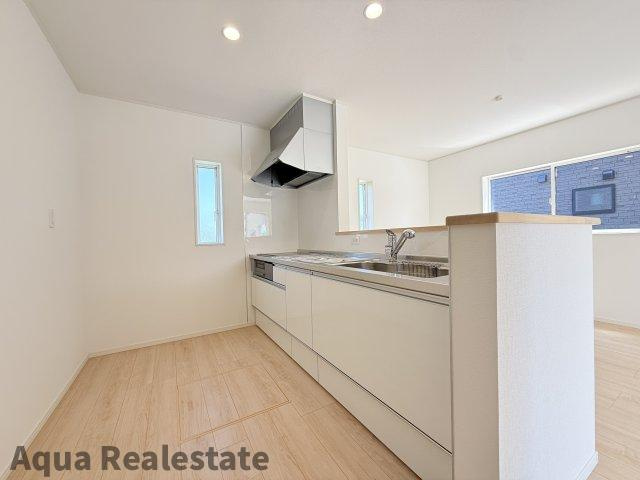 坂出市加茂町の新築一戸建の居間・リビング|お料理しやすいキッチンです