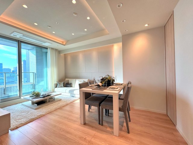 東京ツインパークス LEFT WING マンションの居間・リビング|～Ｌiving room～
優しくリビングに注ぐ日差しはまるで「陽だまり」の様な暖かさ。高い断熱性は床暖房やエアコンを使いすぎず快適な居住空間を創造しています。