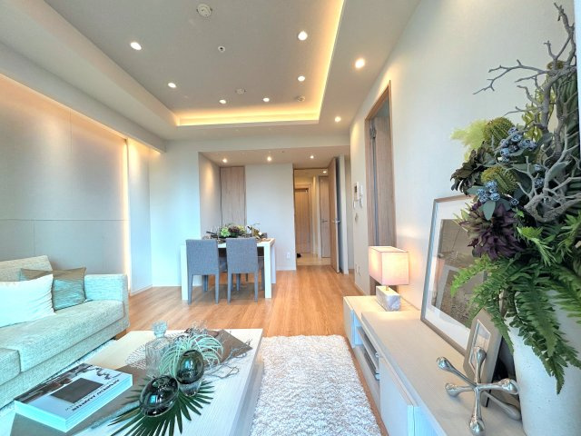 東京ツインパークス LEFT WING マンションの居間・リビング|ご家族やお客様との時間など、多くの時を刻む空間。何気なく過ぎる時でさえも上質なひと時となる快適な空間を目指して。