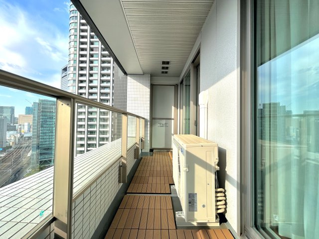 東京ツインパークス LEFT WING マンションのバルコニー|テーブルを置いてもゆとりのある幅の広いバルコニー。穏やかな景色を楽しみながらティータイムを楽しむのも至福のひと時ですね。