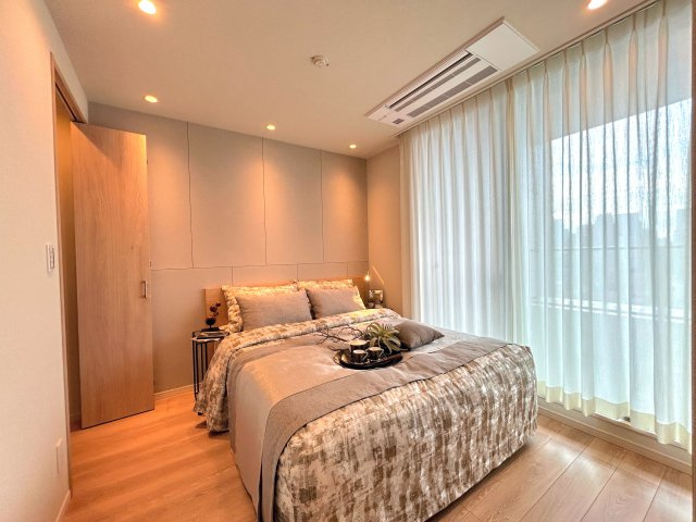 東京ツインパークス LEFT WING マンションの洋室|～Bed room～
バルコニーから陽当たりが差し込みますので、日中は電気など必要ない明るさとなっております。