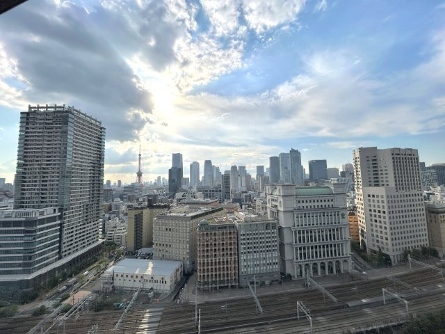 東京ツインパークス LEFT WING マンションの展望|高層階ならではの見渡す限りの青空が広がっています。周辺に高い建物がありませんので、一日中お部屋に陽当たりが降り注ぎます。