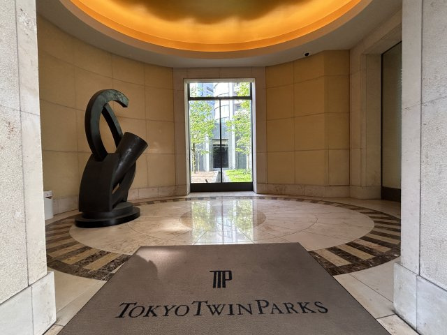 東京ツインパークス LEFT WING マンションのエントランス