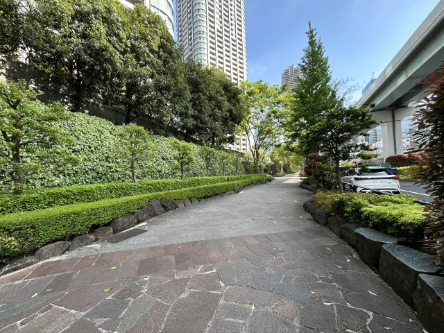 東京ツインパークス LEFT WING マンションの庭