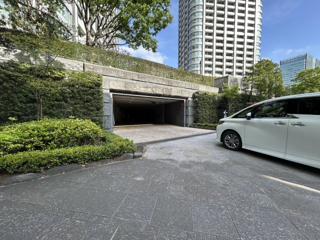 東京ツインパークス LEFT WING マンションの駐車場