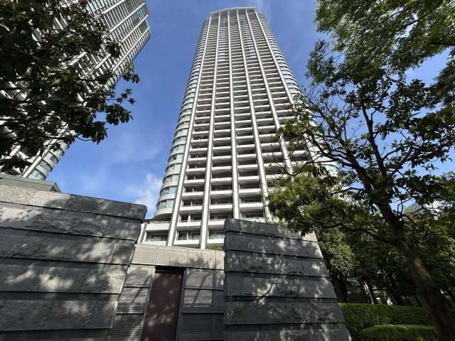 東京ツインパークス LEFT WING マンションの外観