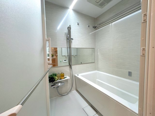 東京ツインパークス LEFT WING マンションの浴室|掃除のしやすさ・収納の便利さなど、おふろを使う人、お手入れする人、みんなにとっての「しあわせ性能」を追求したバスルームを採用いたしました。