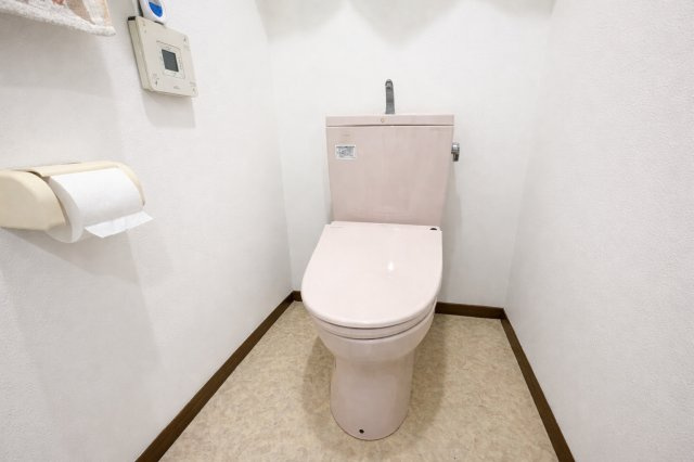☆プレファランスコート弐番館☆のトイレ|掲載写真の一部は、室内イメージをお伝えするために画像補正（荷物の消去等）を行っています。現況を優先してください。
