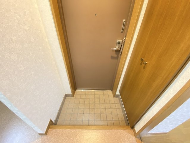 メゾンドボヌールの玄関|※別号室参考写真です