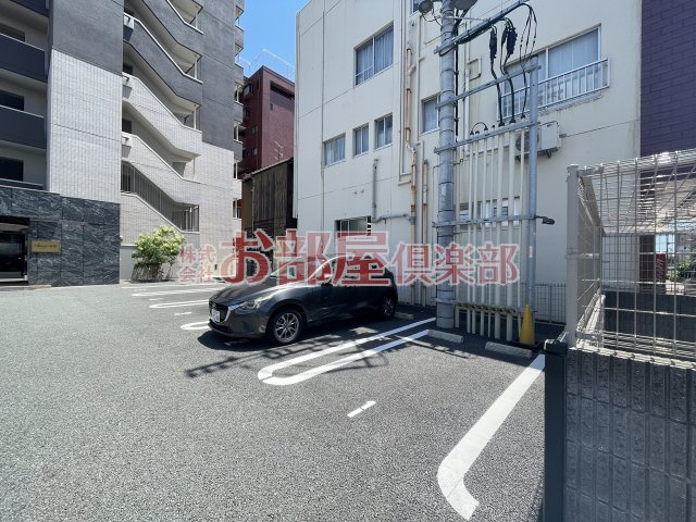 Tiara本町の駐車場|車をお持ちの方に嬉しい駐車場付きの物件です