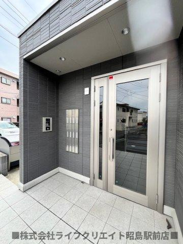 BLESS昭島Ａ棟のエントランス