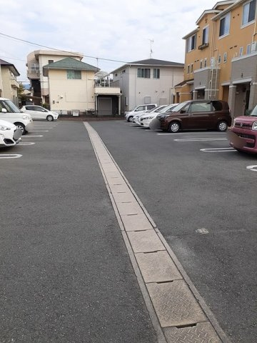 アーバンリーム弐番館の駐車場|駐車スペースもあります☆