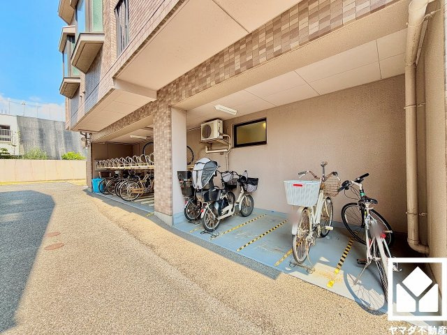 ファミール甲子園浦風町の駐輪場|サイクルラック付きの駐輪場を設置。スッキリ整理されて、自転車同士が接触・転倒しにくい設計です。平面区画も用意されているため、さまざまなタイプの自転車を置きやすい仕様です。