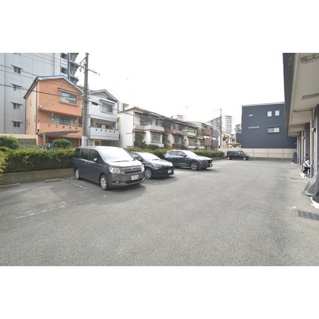 ルクレ京橋の駐車場