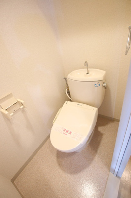 トイレには快適な温水洗浄便座付き