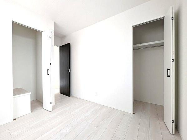 横浜市鶴見区寛政町の新築一戸建の洋室|落ち着きのある洋室です！
休日はこちらでおくつろぎ下さい♪