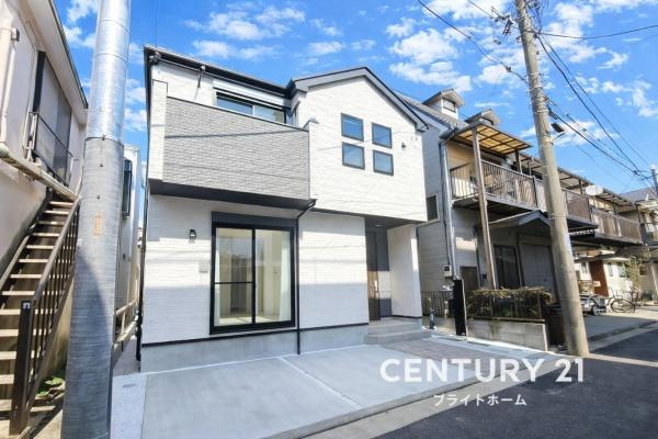 横浜市鶴見区寛政町の新築一戸建の前面道路含む現地写真|落ち着いた街並みになります。
陽当り良好の明るい住まい♪