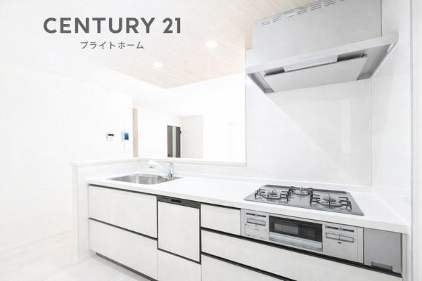 横浜市鶴見区寛政町の新築一戸建のキッチン|ビルトインの食洗器は、場所を取らずキ ッチン周りの作業スペースを広く使えます。足元まで余すところなく収納力を確保。
