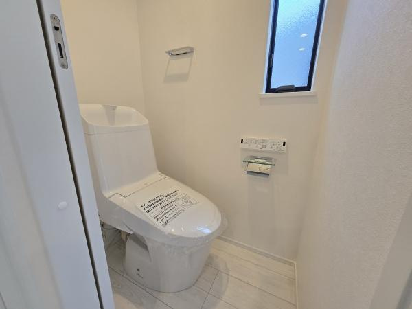 横浜市中区本牧間門の新築一戸建のトイレ|清潔感のある内装のすっきりとしたデザインのトイレです。
水周りが綺麗だと安心ですね。
