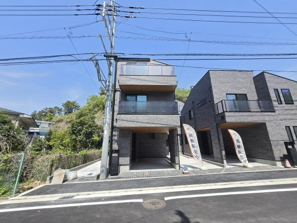 横浜市中区本牧間門の新築一戸建の前面道路含む現地写真|前面道路が広いので、安心して駐車可能です！