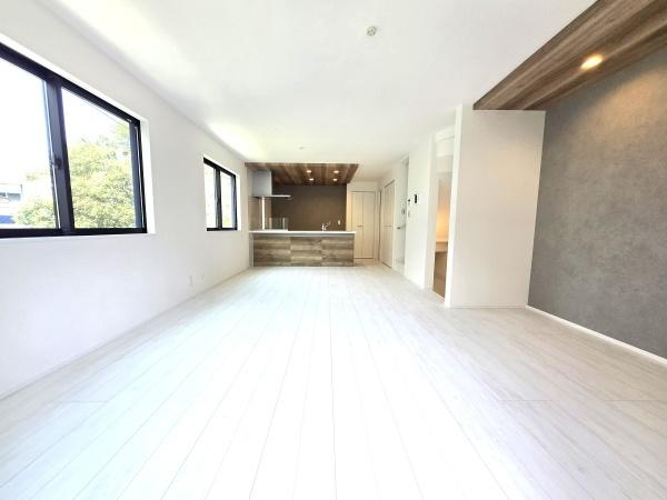 横浜市中区本牧間門の新築一戸建の居間・リビング|家族が自然と集まるリビングは
落ち着きのある空間です♪
