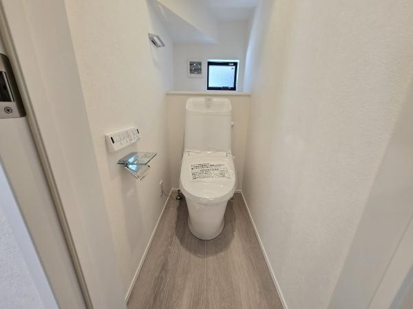 横浜市中区本牧間門の新築一戸建のトイレ|清潔感のある内装のすっきりとしたデザインのトイレです。
水周りが綺麗だと安心ですね。
