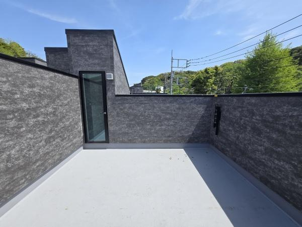 横浜市中区本牧間門の新築一戸建のバルコニー|広さも十分のルーフバルコニー！！
陽当り・通風良好で洗濯物も良く乾きます。
風が心地よいです！