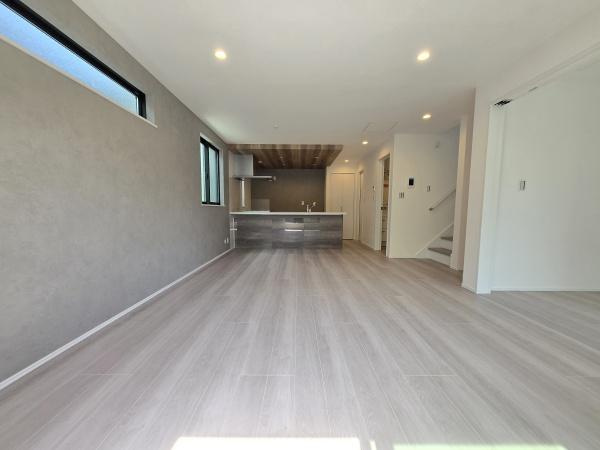 横浜市中区本牧間門の新築一戸建の居間・リビング|自慢したくなるリビング！
形も良く家具の配置にも困りません。