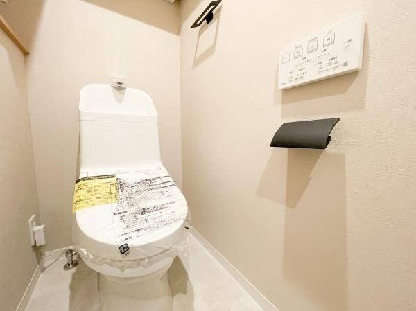 メディウス青葉台のトイレ|すっきりとしたデザインのトイレ空間。シンプルにまとめられた室内は、掃除のしやすさにも優れています。